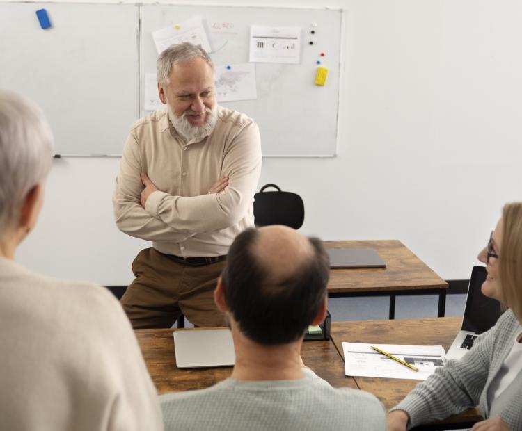 Formateur devant stagiaires